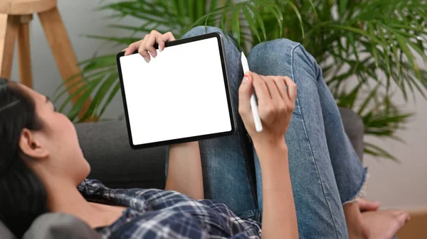 Glad Ung Kvinna Ligger Soffan Och Använder Digital Tablett — Stockfoto
