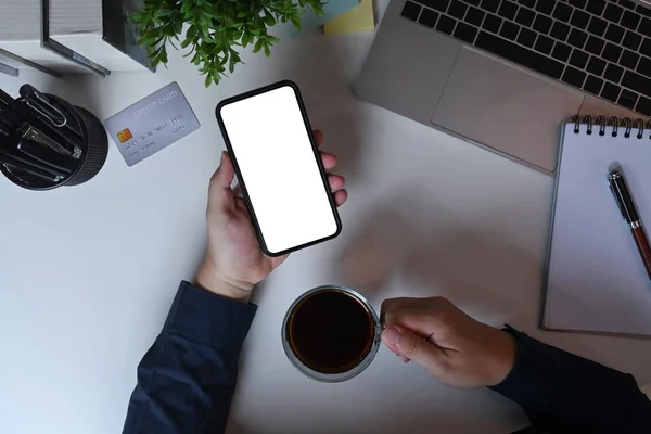 Overhead Disparó Hombre Beber Café Hacer Compras Línea Con Teléfono — Foto de Stock