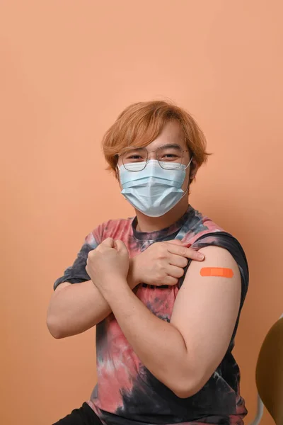 Jonge Aziatische Man Die Zijn Arm Laat Zien Immuniteitsvaccinatie — Stockfoto