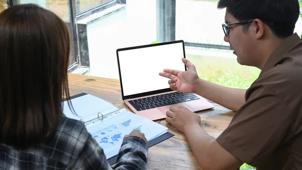 Visão Traseira Empresários Usando Laptop Falando Estratégia Projeto Escritório — Fotografia de Stock