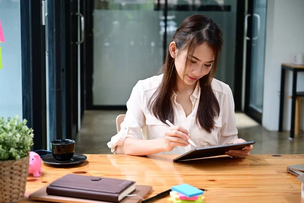 Jovem Mulher Asiática Usando Tablet Digital Escritório — Fotografia de Stock