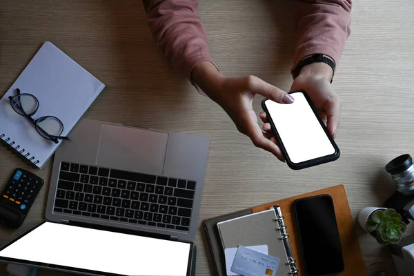 Yerinde Akıllı Telefon Kullanan Kadın Elleri Yukarıda — Stok fotoğraf