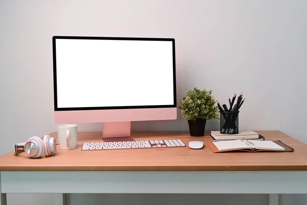 Moderner Arbeitsplatz Mit Computer Zimmerpflanze Kopfhörer Und Kaffeetasse — Stockfoto