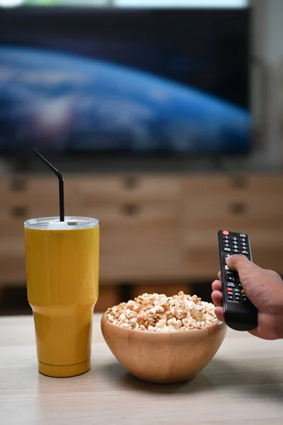 Homme Regardant Télévision Manger Pop Corn Changer Chaînes Avec Télécommande — Photo