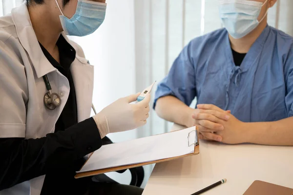 Homme Patient Consultation Avec Médecin Hôpital — Photo