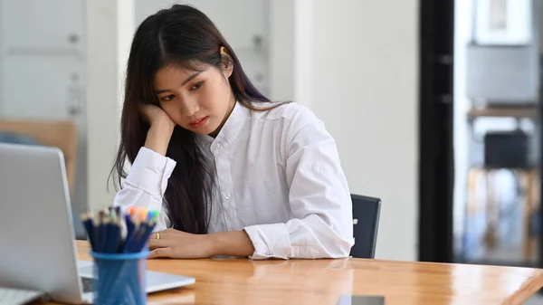 Mujer Negocios Cansada Sintiéndose Estresada Por Trabajar —  Fotos de Stock