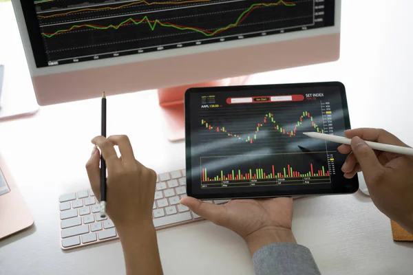 Equipe Negócios Analisando Gráfico Mercado Ações Financeiras Trabalhando Conjunto — Fotografia de Stock