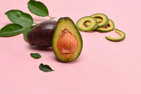 Hele Halve Avocado Roze Achtergrond Fruit Gezond Voedsel Concept — Stockfoto