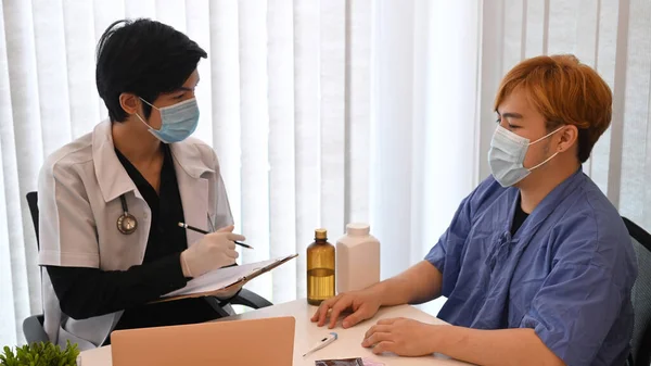 Dokter Die Medische Resultaten Aan Zijn Patiënt Uitlegt — Stockfoto