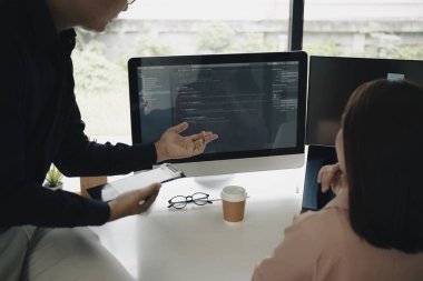 Yeni bir proje üzerinde çalışan programcı ekibi.