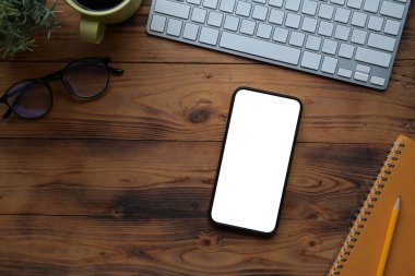 Ahşap masadaki beyaz ekranlı akıllı telefonu taklit et..