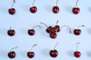 Mavi arka planda olgun kırmızı kirazlar.