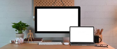 Ön izleme bilgisayarı, bilgisayar ve malzemeler ahşap masada..