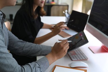 Modern ofiste birlikte çalışan iş arkadaşları..