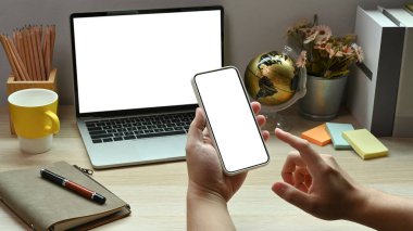 İş yerinde otururken akıllı telefon kullanan iş adamını kapat..