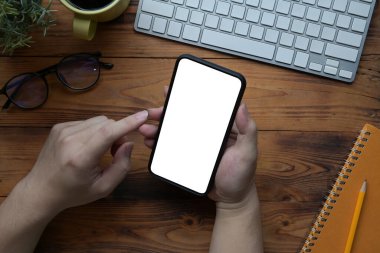 Çalışırken akıllı telefon kullanan adamı kapat..