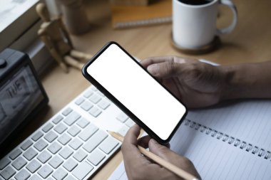 İş yerinde cep telefonu kullanan iş adamını kapat.