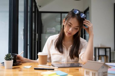 İş kadını ofis masasındaki iş verilerini incelemeye odaklanmış..