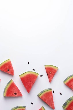 Beyaz arka planda izole edilmiş taze dilimlenmiş karpuz..