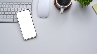 Beyaz masadaki boş ekran ile akıllı telefonu taklit et.