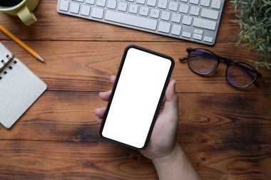 Yukarıdaki adam elinde boş ekran ile akıllı telefonu taklit ediyor..