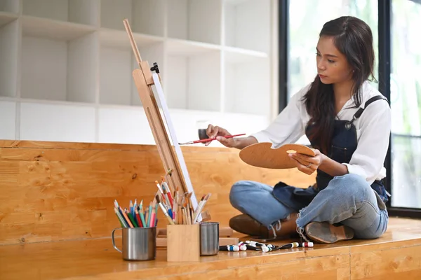 Jovem Pintor Pintura Quadro Sobre Tela Enquanto Sentado Chão Madeira — Fotografia de Stock