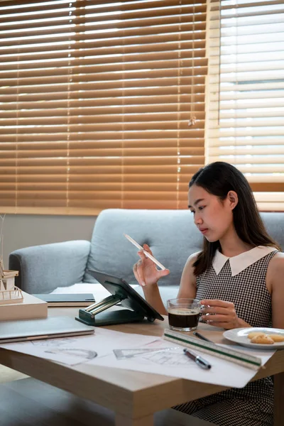 Architecte Femme Travaillant Dans Salon Avec Des Plans Tablette Numérique — Photo