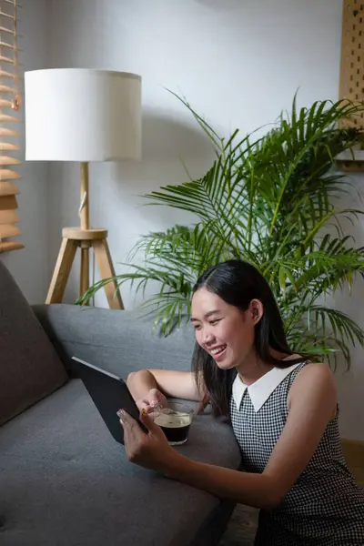 Glad Asiatisk Kvinna Sitter Vardagsrummet Och Använder Digital Tablett — Stockfoto