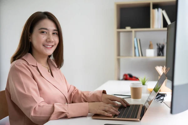 Empresária Atraente Sentada Mesa Escritório Com Seu Laptop Sorrindo Para — Fotografia de Stock