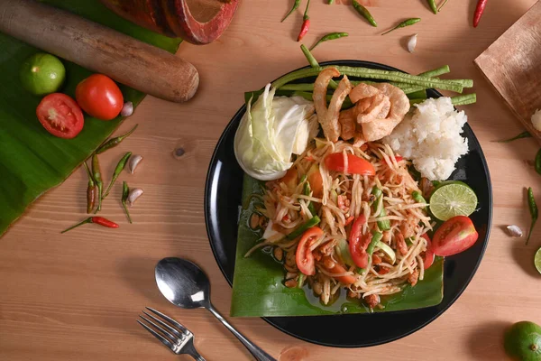 Salade Papaye Verte Dans Une Assiette Noire Ingrédients Sur Fond — Photo