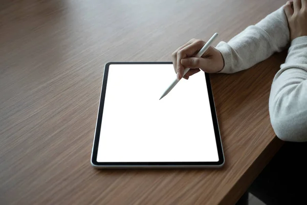 Diseñadora Femenina Vista Cercana Usando Tableta Digital Escritorio Madera — Foto de Stock