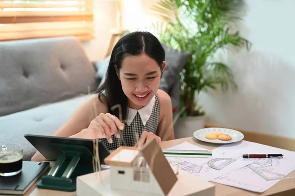 Arquitecta Sonriente Mujer Que Trabaja Casa Con Tableta Ordenador Planos — Foto de Stock