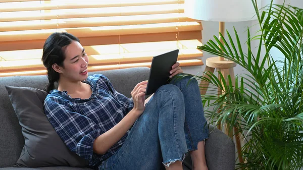 Kvinna Surfa Internet Med Tablett Vardagsrummet — Stockfoto