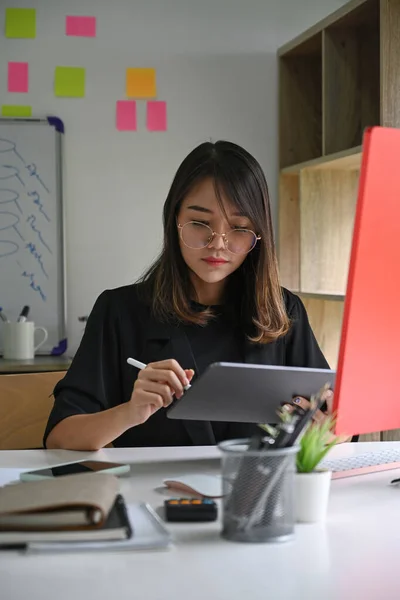 Empresária Confiante Trabalhando Com Tablet Digital — Fotografia de Stock