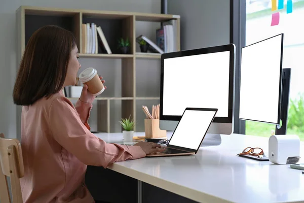 Бізнес Леді Гарячу Каву Працює Ноутбуком Офісній Кімнаті — стокове фото
