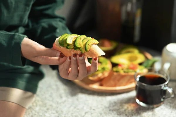 Femme Prenant Petit Déjeuner Dans Cuisine — Photo