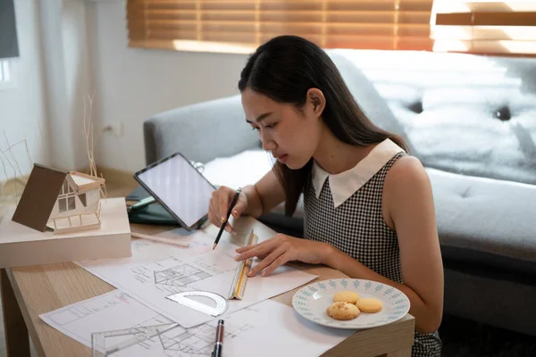 Jeune Femme Architecte Travaillant Sur Plan Maison — Photo