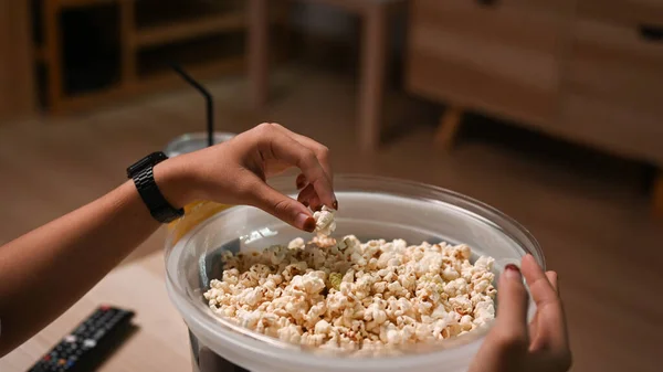 Nenucené Ženy Sledují Televizi Jedí Popcorn Doma — Stock fotografie