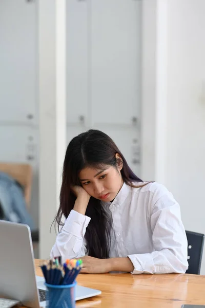 Mujer Negocios Cansada Sentada Escritorio Oficina —  Fotos de Stock