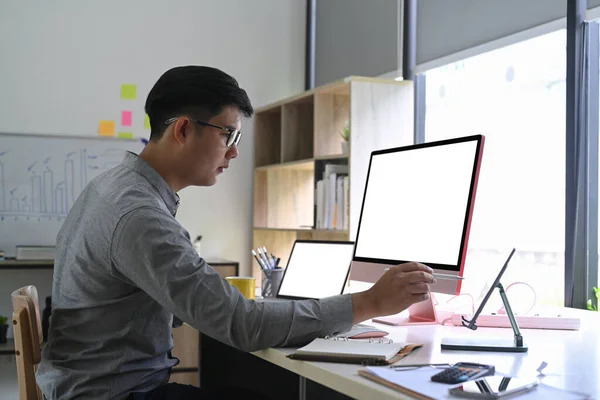 Asiatisk Man Arbetar Med Moderna Prylar Hemmakontoret — Stockfoto