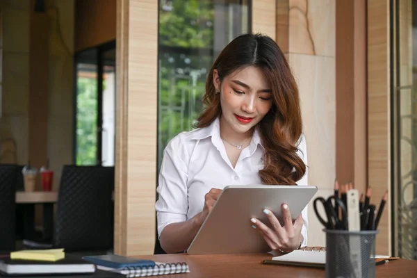 Mulher Asiática Atraente Trabalhando Com Tablet Digital Escritório Moderno — Fotografia de Stock