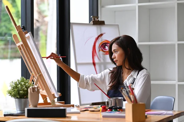 Asiático Feminino Artista Pintura Quadro Sobre Tela Local Trabalho Criativo — Fotografia de Stock