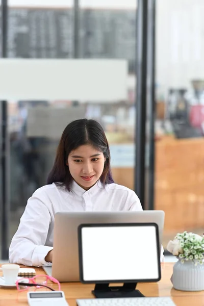 Usmívající Zaměstnankyně Sedí Moderní Kanceláři Pracuje Notebookem — Stock fotografie