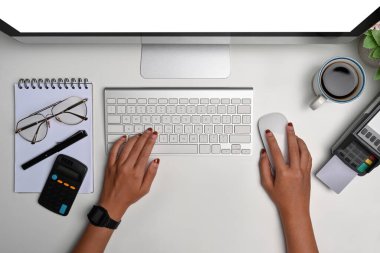 Beyaz ofis masasında bilgisayarla çalışan iş kadınının resmi..