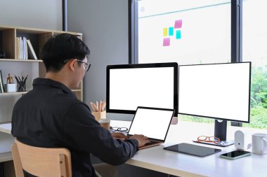 Merkez büroda birden fazla modern aletle çalışan iş adamlarının arka planı..