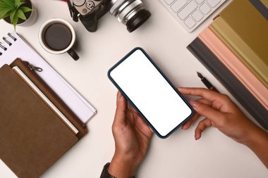 Elinde cep telefonu gibi boş ekranı olan bir kadın var..