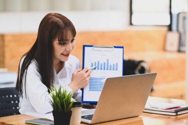 İş kadını dizüstü bilgisayarla görüntülü görüşme yapıyor.