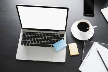Model yap. Bilgisayar bilgisayarı, yapışkan notlar ve kahve fincanı ofis masasında..