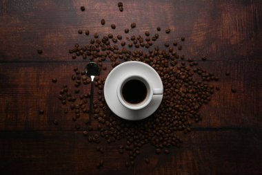 Kırsal ahşap arka planda bir fincan kahve ve fasulye..