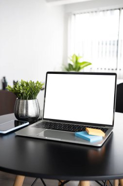 Ofis masasındaki bilgisayar laptopunu taklit et.